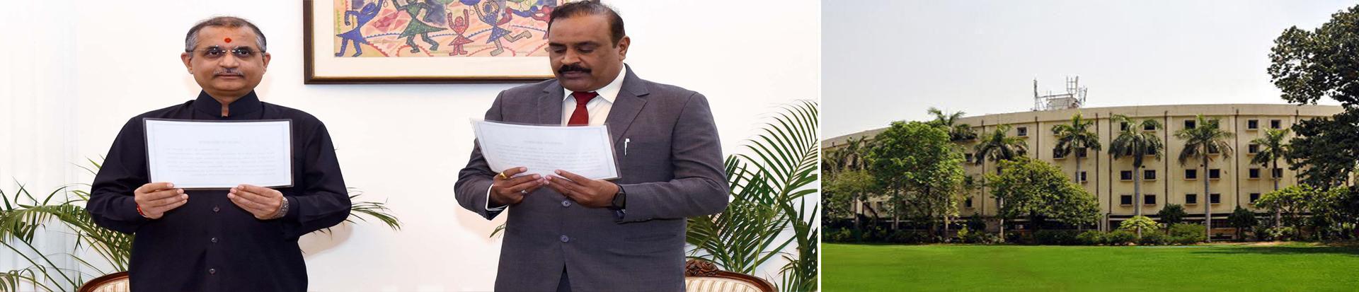 Dr. Manoj Soni, Hon'ble Chairman, Union Public Service Commission administering the oath of office and secrecy to Dr. Dinesh Dasa on his appointment as an Hon'ble Member of the Commission on 29.09.2023 (FN)